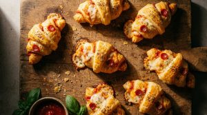 découvrez nos croissants apéritifs saveur pizza, un succès garanti à chaque fournée pour régaler vos invités facilement et rapidement.