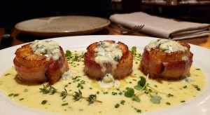 découvrez notre recette savoureuse de délice de coquilles saint-jacques au lard croustillant et fromage bleu fondant, un plat raffiné parfait pour toutes les occasions spéciales.