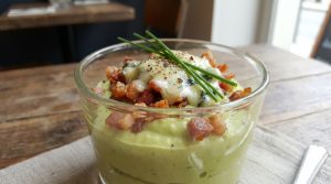 découvrez notre verrine gourmande alliant la douceur de l'avocat crémeux, le croquant du lard et la richesse fondante du roquefort pour une explosion de saveurs unique.