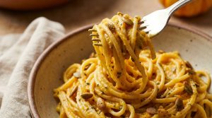 savourez des pâtes fondantes aux poireaux, généreusement nappées d'une sauce onctueuse à la courge butternut et au fromage frais, pour un repas gourmand et réconfortant.