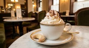 découvrez notre recette simple et gourmande du café viennois à la chantilly aérienne, un délice parfait à savourer pour une pause douceur.