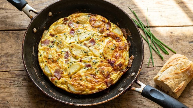 découvrez notre méthode infaillible pour réussir une omelette parfaite à chaque fois. simple, rapide et efficace, testez-la dès ce soir pour un repas savoureux garanti !