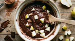 découvrez notre brownie poire-chocolat revisité : une délicieuse douceur légère qui réinvente le classique pour un plaisir gourmand et équilibré.