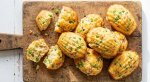 découvrez nos madeleines légères aux petits pois, jambon et fromage râpé, une bouchée savoureuse parfaite pour un apéritif gourmand et équilibré.