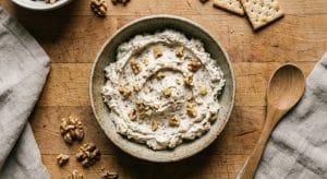 découvrez nos mini croque-monsieur gourmands, alliant la douceur du fromage frais, la saveur du jambon et le croquant des éclats de noix pour un plaisir croustillant et raffiné.