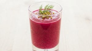 Mousse de betterave en verrine avec tofu soyeux et décoration de ciboulette