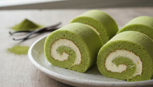 découvrez nos roulés moelleux au thé vert matcha, garnis d'une crème onctueuse à la vanille, pour un délice léger et savoureux.