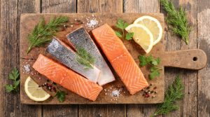 découvrez les 4 pièges à éviter absolument pour réussir une cuisson parfaite du saumon et savourer un plat tendre et savoureux à chaque fois.