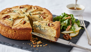 découvrez une recette savoureuse de cake salé alliant le goût intense du fromage bleu, la douceur juteuse de la poire et le croquant des éclats de noix. parfait pour un apéritif ou un repas convivial.