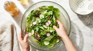 découvrez comment un légume consommé quotidiennement peut contenir une étonnante quantité de pesticides et ce que cela signifie pour votre santé.