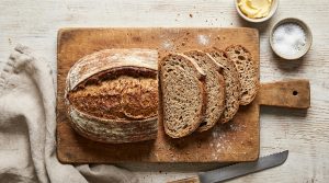 découvrez si le pain est vraiment à éviter pour perdre du poids et comment l'intégrer intelligemment dans votre régime pour préserver votre silhouette.