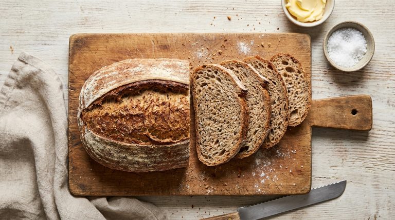 découvrez si le pain est vraiment à éviter pour perdre du poids et comment l'intégrer intelligemment dans votre régime pour préserver votre silhouette.