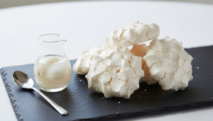 découvrez nos délicates meringues aériennes délicieusement parfumées au sirop de litchi, une douceur légère et raffinée parfaite pour vos desserts.