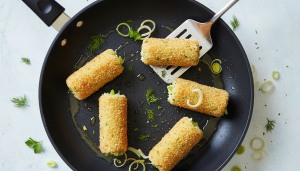 découvrez une recette simple et gourmande de croquettes légères aux poireaux et fines herbes, parfaites pour un repas savoureux et équilibré.