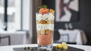 découvrez notre verrine gourmande alliant saumon fumé, brioche moelleuse et fromage frais aux ail et fines herbes, une recette délicate et savoureuse idéale pour toutes vos occasions.