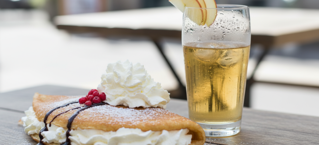découvrez comment associer cidres et crêpes en équilibrant douceur, intensité, rosé ou fraîcheur glacée pour des accords gourmands et harmonieux.