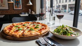 découvrez la délice croquant, une pizza savoureuse au bleu fondu et chorizo épicé, alliant douceur et piquant pour une explosion de saveurs unique.