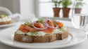 découvrez la tartine gourmande délice marin, alliant fromage frais onctueux et saumon fumé délicat pour un goût frais et raffiné, parfait pour un repas léger et savoureux.