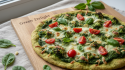 découvrez délice vert, une pizza légère et gourmande au pesto d'épinards frais, posée sur une croûte croustillante de brocoli, pour une expérience saine et savoureuse.