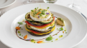 découvrez notre recette gourmande de millefeuille aux légumes colorés et chèvre frais, une explosion de saveurs fraîches et délicates pour un plat sain et raffiné.