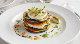 découvrez notre recette gourmande de millefeuille aux légumes colorés et chèvre frais, une explosion de saveurs fraîches et délicates pour un plat sain et raffiné.
