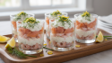 découvrez une recette gourmande de verrines au saumon fumé et crevettes, associées à un fromage frais onctueux, parfaite pour un apéritif raffiné et frais.