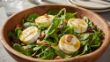 découvrez notre délicieuse salade de mesclun au fromage, rehaussée par une vinaigrette parfumée au yuzu, parfaite pour un repas estival léger et savoureux.