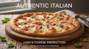 savourez une délicieuse pizza maison garnie de jambon fumé et de fromages italiens fondants, pour un repas gourmand et authentique.