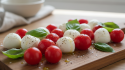 découvrez notre recette facile et fraîche de bouchées légères à la mozzarella et tomates cerises, parfaites pour un apéritif gourmand et sain.