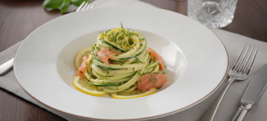découvrez une recette savoureuse de spaghettis aux courgettes et saumon fumé, sublimés par une sauce onctueuse au chèvre frais, idéale pour un repas gourmand et léger.
