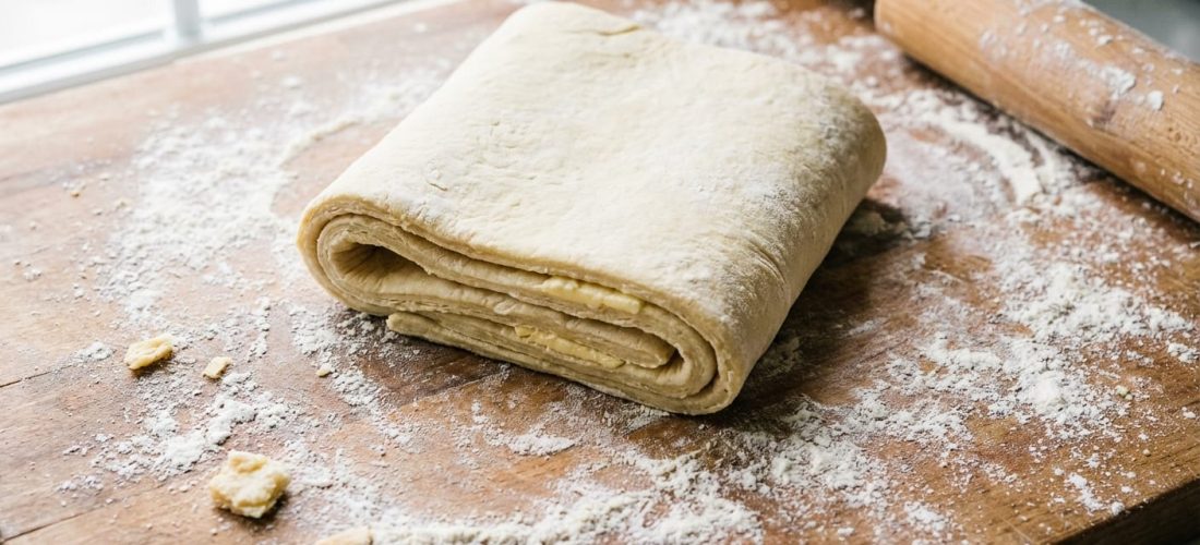 apprenez à réaliser une pâte feuilletée maison facile et rapide grâce à mon astuce secrète pour un feuilletage parfait à chaque fois.
