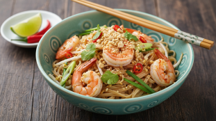 découvrez notre recette légère et savoureuse de pad thaï aux crevettes, parfaite pour un repas rapide à emporter. facile à préparer, équilibrée et pleine de saveurs authentiques.