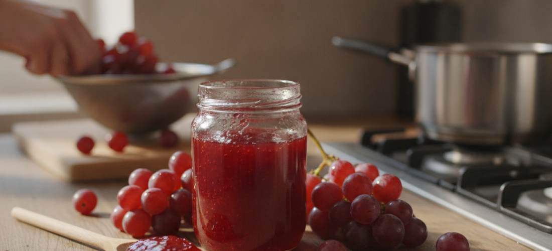 apprenez à préparer une délicieuse gelée de raisins rouges maison grâce à notre recette simple et facile à réussir. suivez nos conseils pour un résultat parfait à chaque fois.