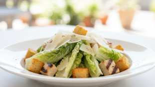 découvrez la recette classique et savoureuse de la salade césar, un incontournable qui a su séduire les palais à travers les époques. facile à préparer et toujours délicieuse !