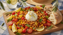 découvrez notre salade d'été gourmande alliant burrata crémeuse et pois chiches croquants, une recette savoureuse et économique pour un effet waouh garanti à petit budget.