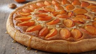 découvrez la recette secrète d'une frangipane magique cachée sous les abricots, qui a émerveillé mes invités au point qu'ils m'ont demandé l'adresse de cette pâtisserie unique.