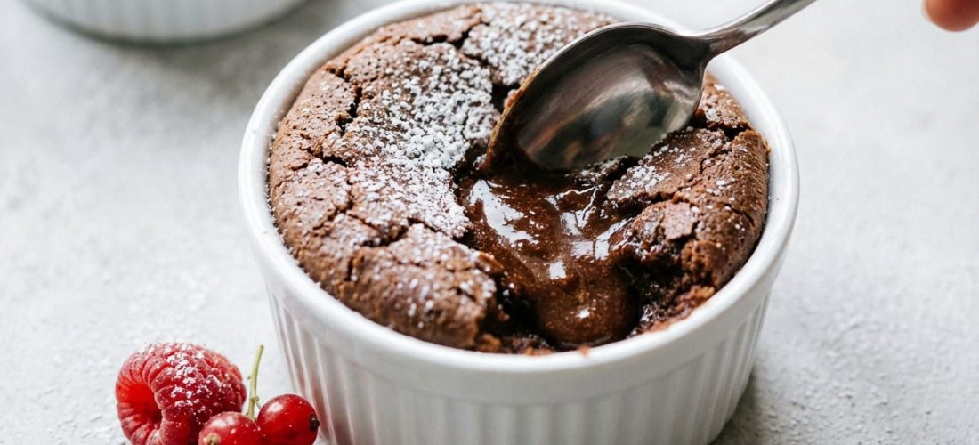 Fondant chocolat micro-ondes avec cœur coulant, dessert rapide et gourmand
