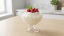 Coupe de mousse au chocolat blanc légère et protéinée, garnie de framboises, groseilles rouges et menthe fraîche.