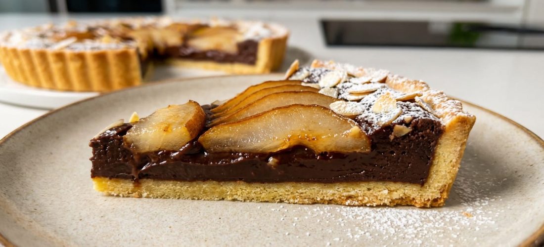 Tarte poires chocolat prête à déguster, garnie de poires au sirop et chocolat noir